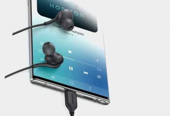 auriculares tipo c conectados al teléfono Samsung